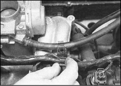 6. Отсоедините шланги подачи и возврата топлива…