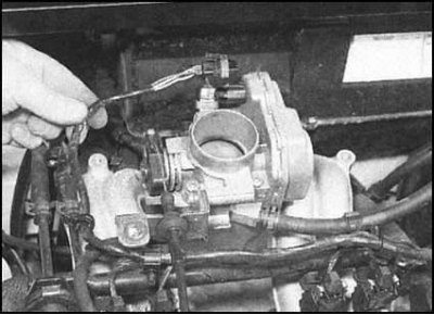 6. Отсоедините шланги подачи и возврата топлива…