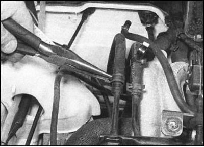 6. Отсоедините шланги подачи и возврата топлива…