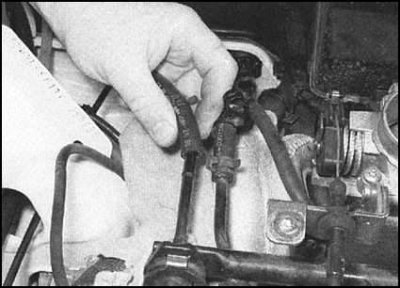 6. Отсоедините шланги подачи и возврата топлива…