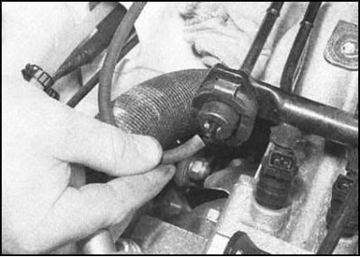 7. Отсоедините вакуумный шланг от передней части…