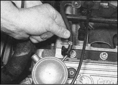 8. Также отсоедините маленький шланг от крышки…