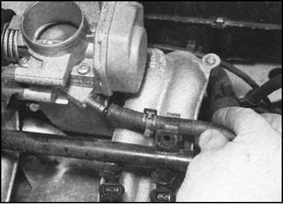 ...и шланг угольного адсорбера из фиксатора в…