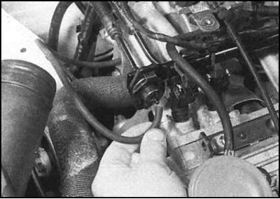 4. Отсоедините вакуумный шланг от передней части…