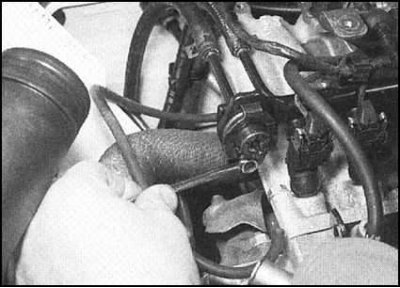 6. Выверните болт, расположенный под вакуумным…