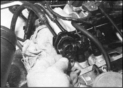 7. Скиньте шайбу и снимите крепежную пластину с…