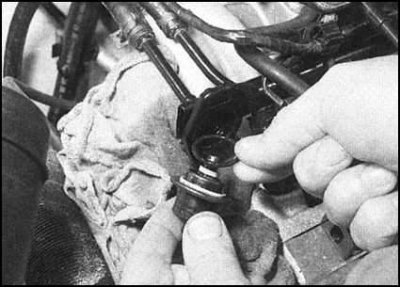 8. Снимите регулятор со своего штатного места на…