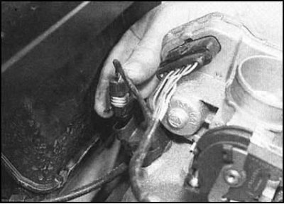 4. Отсоедините от датчика электропроводку.