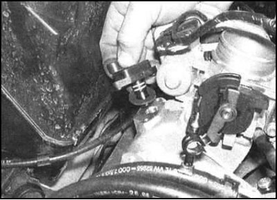 5. Выверните два крепежных винта и извлеките…