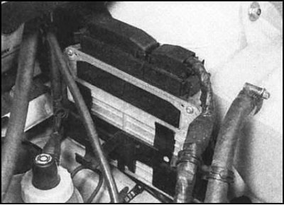 ECU расположен сзади на левой переборке…