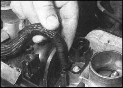 5. Отсоедините от передней части корпуса дросселя…