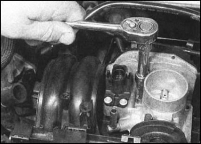 6. Выверните четыре сквозных болта и снимите…