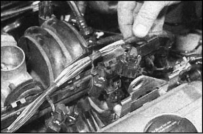 5. Высвободите жгут из фиксаторов на верхней…