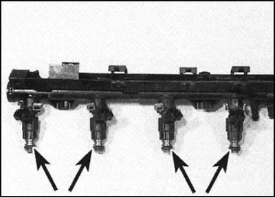 8. Выверните два крепежных болта и аккуратно…
