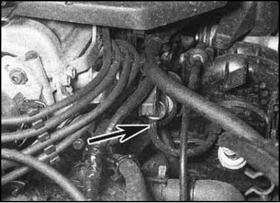 4. Отсоедините вакуумный шланг от штуцера в…