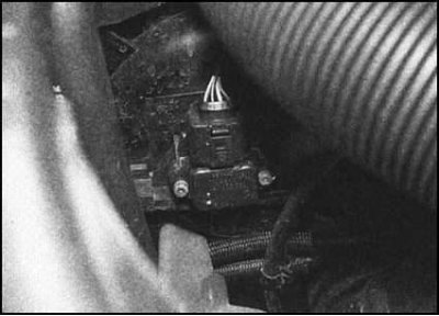 1. Датчик установлен в правой части впускного…