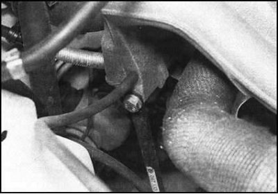 9. Отболтите опорную стойку от правой стенки…