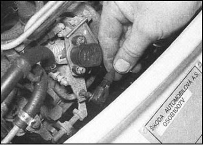 4. В двигательном отсеке высвободите наконечник…