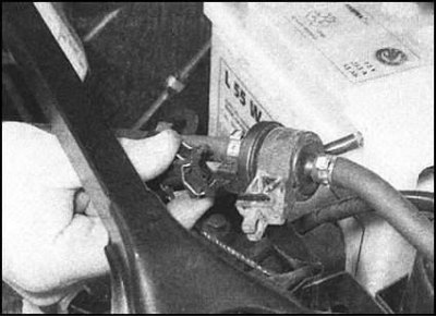 1. Выключите зажигание, затем отсоедините от…