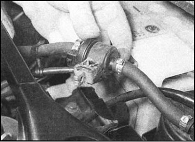 2. Потянув клапан вверх, высвободите его…