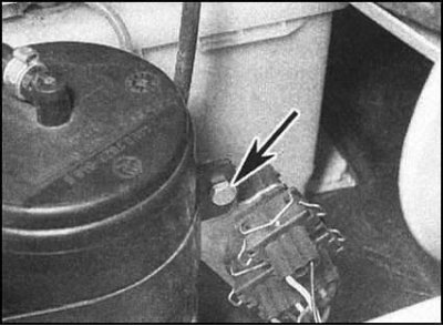 2. Выверните стяжной болт крепежного хомута и…