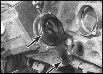 ...и герметично соединенный с полостью картера.…