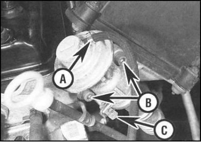 1. Отсоедините вакуумный шланг от штуцера в…