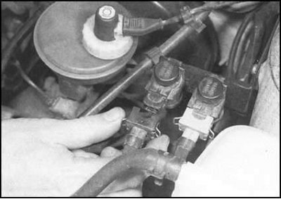 1. Удостоверьтесь, что зажигание выключено, затем…