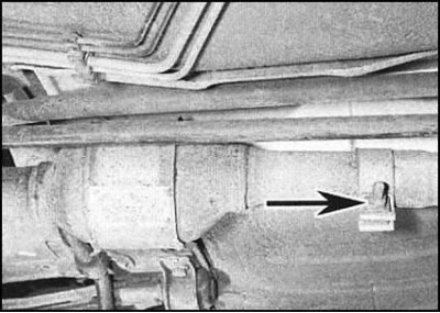 2. Отдайте гайку стяжного болта хомута крепления…