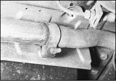 1. Отпустите стяжной болт хомута крепления…