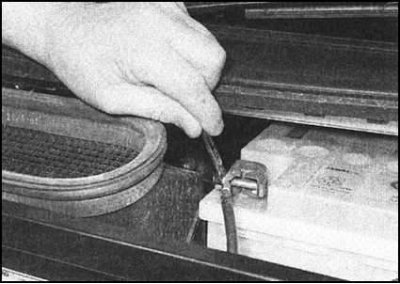 2. Поднимите изоляционную накладку и отсоедините…