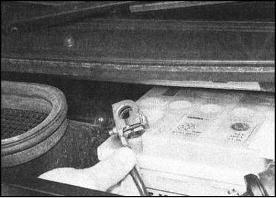 2. Поднимите изоляционную накладку и отсоедините…