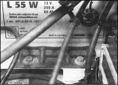 3. Выверните болты в основании батареи и откиньте…