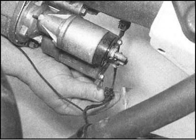 3. Отпустите фиксатор, отделите электропроводку…