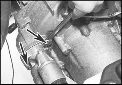 4. Поддерживая стартер рукой, отдайте гайки…