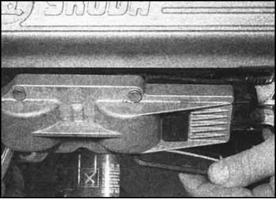 2. Рассоедините электрический разъем на торце…