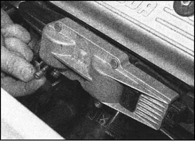 2. Рассоедините электрический разъем на торце…