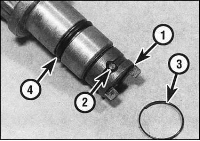 8. Извлеките из канавки в корпусе распределителя…