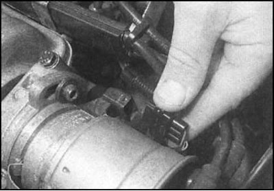 2. Рассоедините электрический разъем датчика…