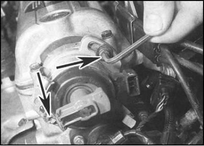 7. Снимите уплотнительное кольцо с нижнего торца…