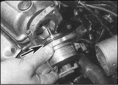 7. Снимите уплотнительное кольцо с нижнего торца…