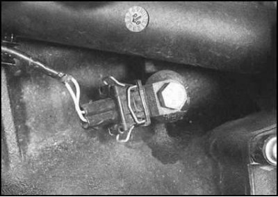 3. Рассоедините разъем электропроводки датчика…