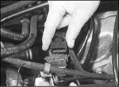 3. Выверните крепежный болт и извлеките датчик из…