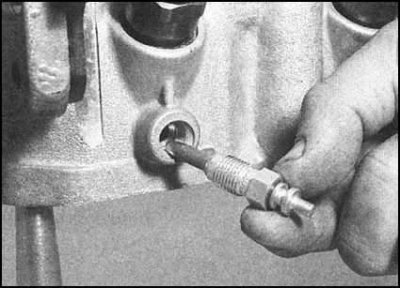 3. Выверните свечи.