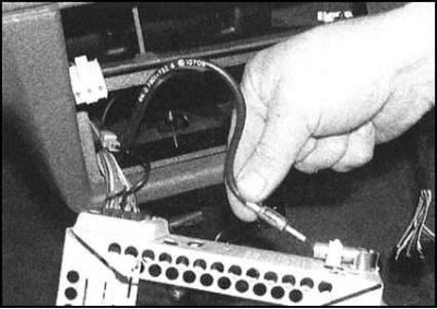 5. Отпустите фиксаторы и снимите рукав,…