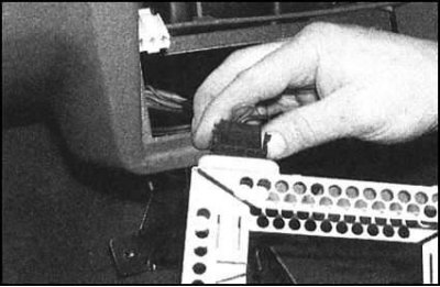 5. Отпустите фиксаторы и снимите рукав,…