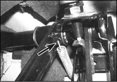 6. Отсоедините от педали сцепления…