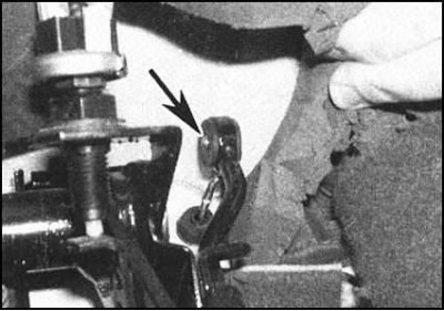 7. Отсоедините приводной трос от верхней части…