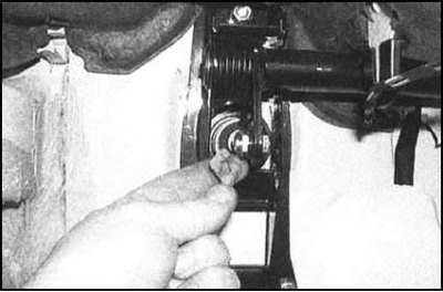 10. Снимите фиксатор и высвободите из педали…