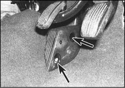 10. Снимите фиксатор и высвободите из педали…